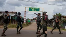 Vojenská junta v Myanmaru brutálně popravuje zajaté povstalce. Svědci popisují upalování
