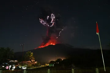Masivní erupce indonéské sopky stvořila blesky