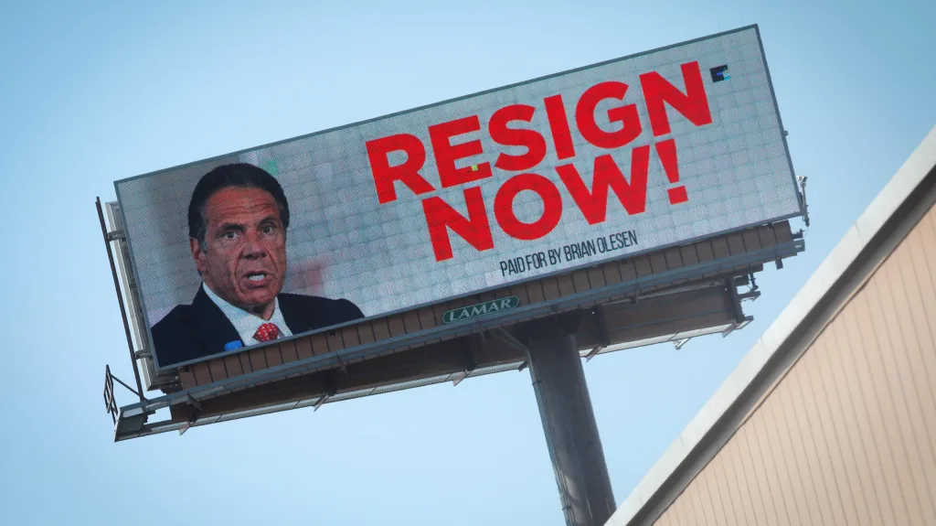 Billboard vyzývající Cuoma k rezignaci