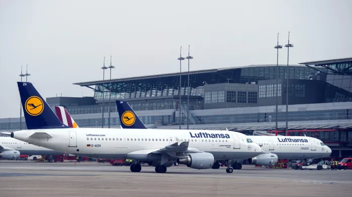 Letadla Lufthansy na letišti v Hamburku