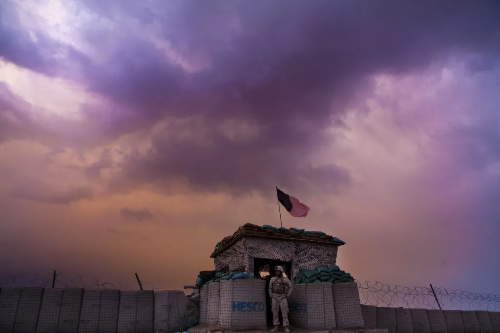 Vypadá to, že se na základně poblíž Kunjaku v jižním Afghánistánu schyluje k bouřce, 22. února 2011