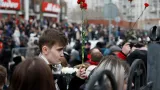 Lidé před chrámem, kde se pohřeb Navalného koná