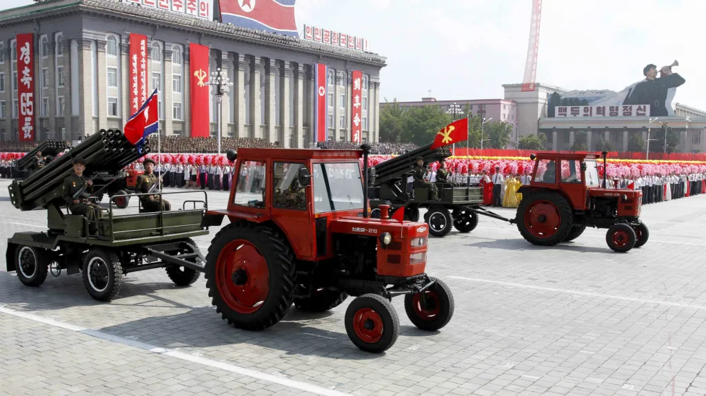 Vojenská přehlídka 65. výročí založení KLDR