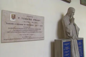 Kam s ní? Ve Křtinách se dohadují o pamětní desku
