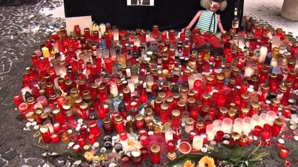 Z prostoru před Husou na provázku se stalo pietní místo