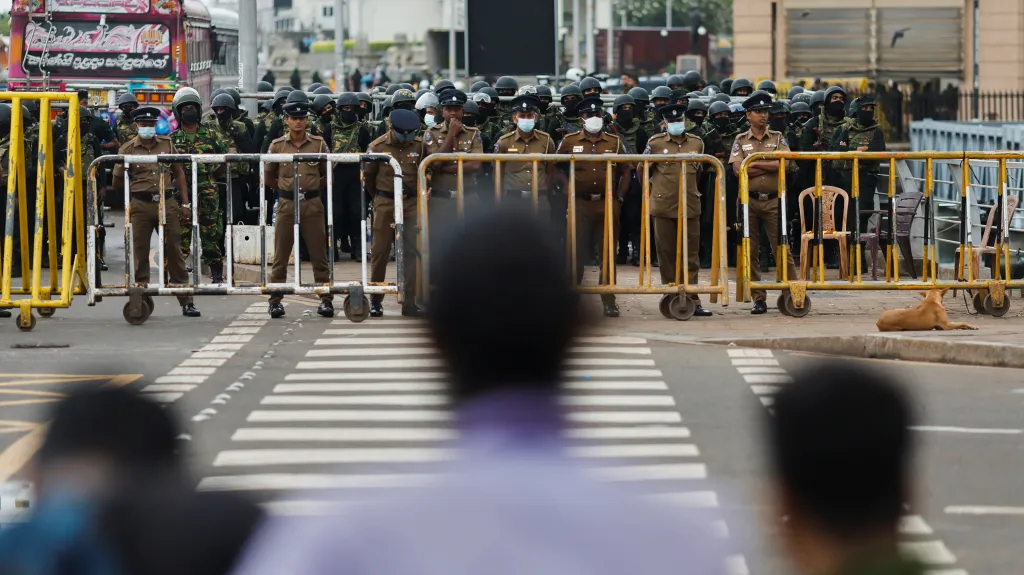 Bezpečnostní složky u prezidentského paláce v Kolombu po zákroku proti demonstrantům