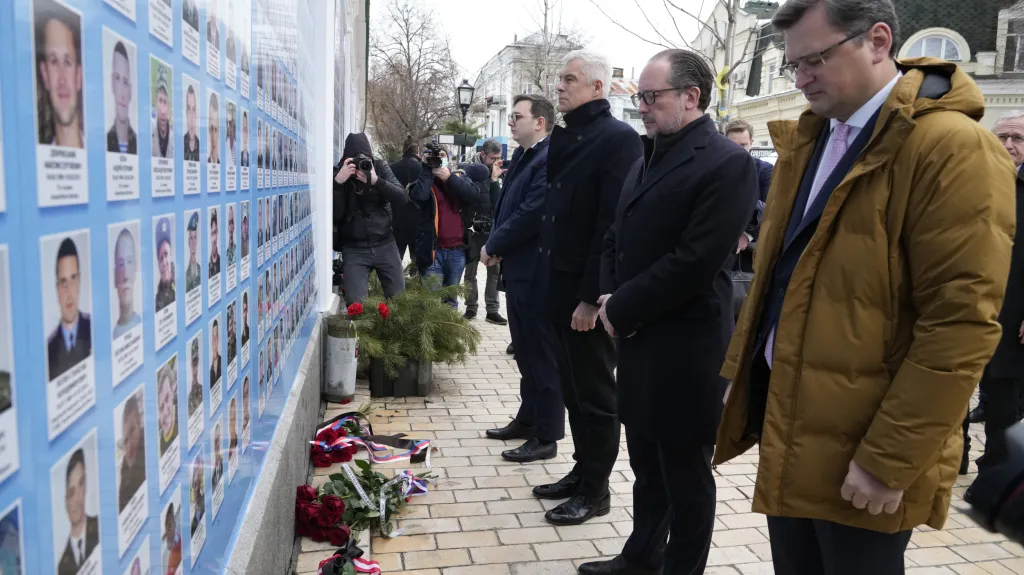Ministři Lipavský, Korčok, Schallenberg a Kuleba v Kyjevě u pomníku padlým ve válce na Donbasu