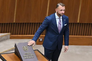 Nová slovenská vláda pokračuje v policejní „čistce“. Opozice už volá po odvolání ministra vnitra 