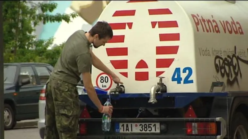 Pro vodu s kýblem, v restauraci i sto litrů vody každou hodinu