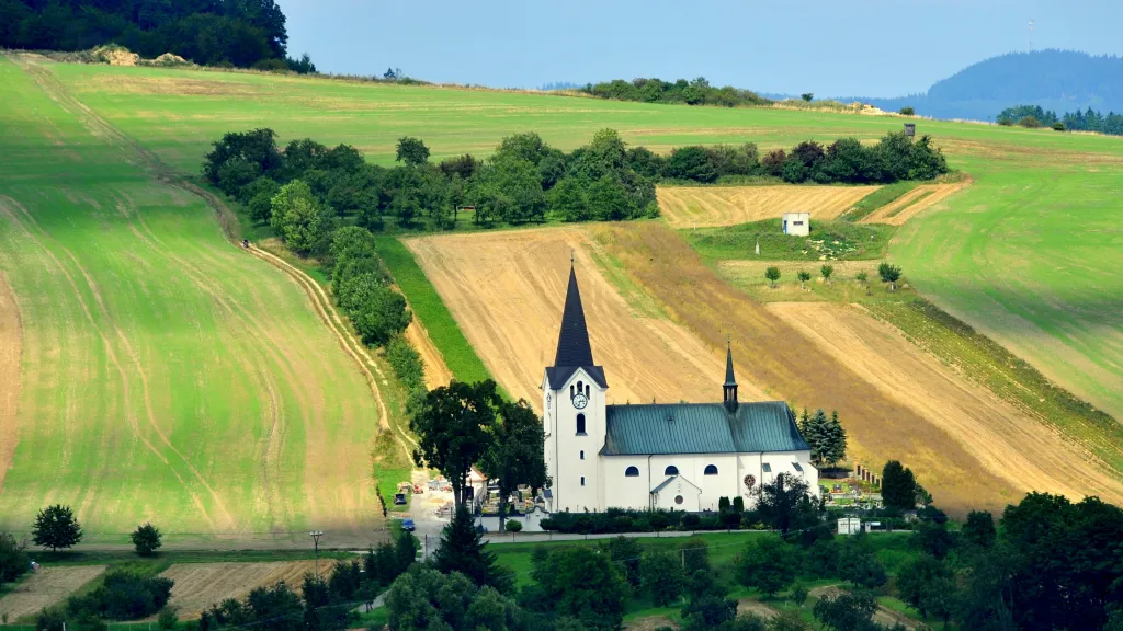 Kostelní věž vypadala z dálky bez vady