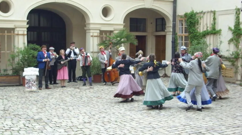 Staročeské máje na nádvoří zámku - Mníšek pod Brdy