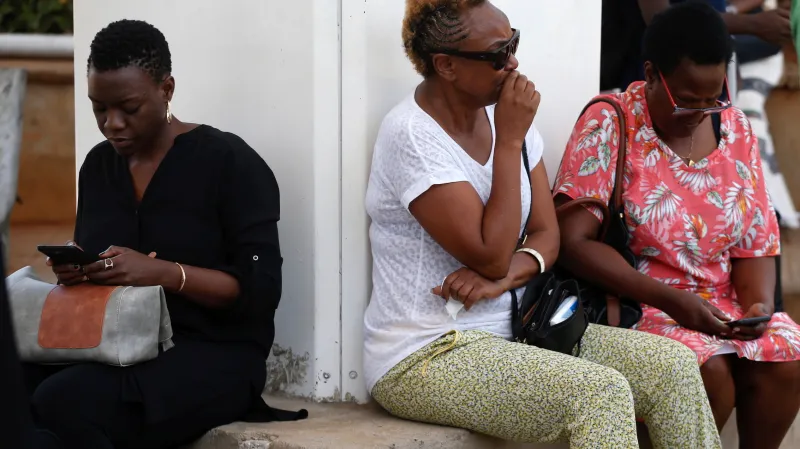 Lidé na letišti v Nairobi čekají na informace