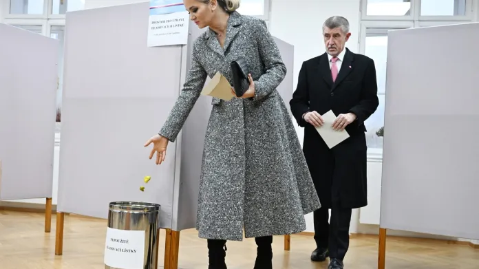 Andrej Babiš s manželkou u druhého kola prezidentských voleb