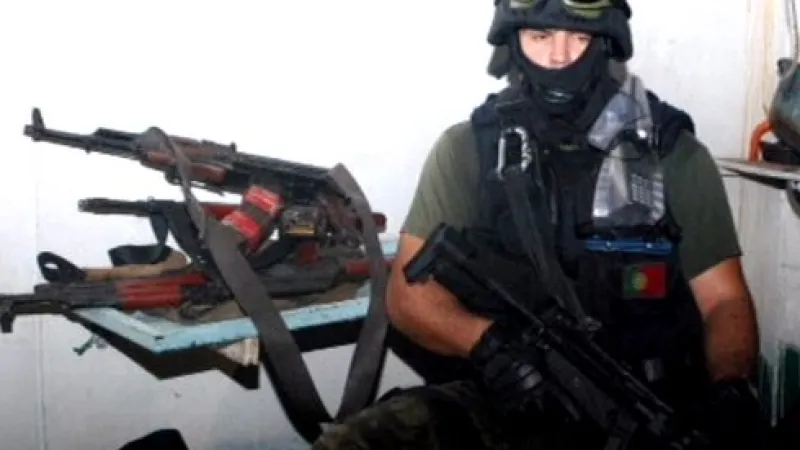 Portugalští vojáci zmařili útok na ropný tanker, zajali 19 somálských pirátů, kterým zabavili zbraně.