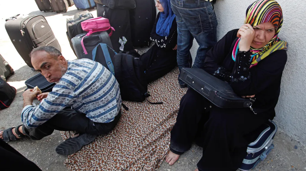 Palestinci čekající na přechodu v Rafahu