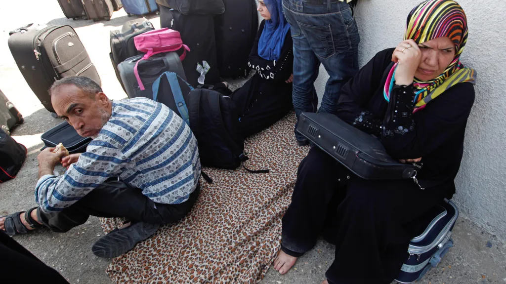 Palestinci čekající na přechodu v Rafáhu