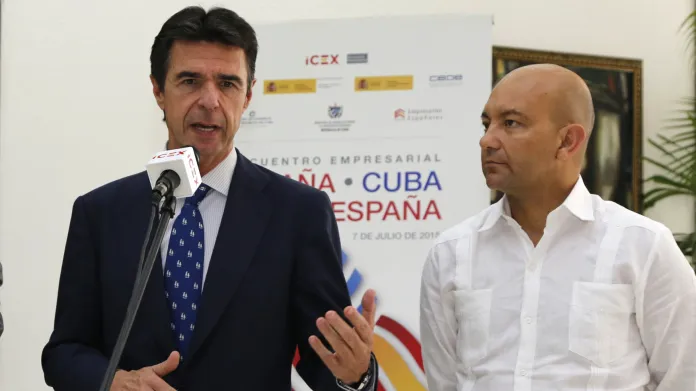 Italský ministr Jose Manuel Soria a španělský státní sekretář Jaime Garcia Legaz při návštěvě Kuby