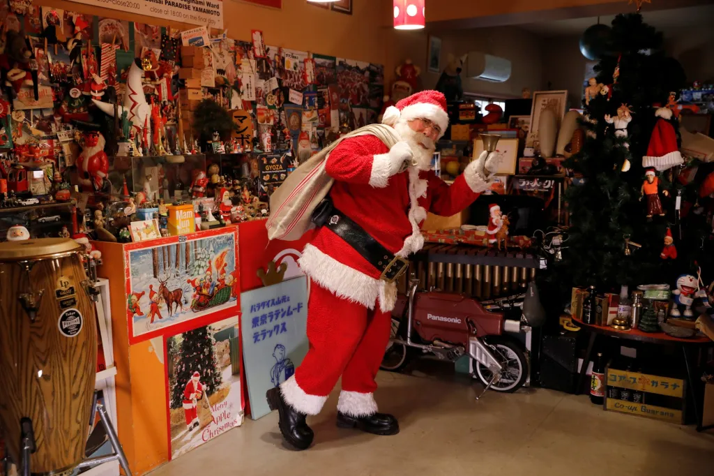 Přípravy na Vánoce jsou po celém světě v plném proudu. Japonský Santa Claus z oficiální Grónské asociace Santa Clausů prohlásil „ať se děti nebojí“, že je chce uklidnit, že Ježíšek stále přichází o Vánocích do jejich domovů a tentokrát samozřejmě dorazí po umytí rukou, dezinfekci obuvi a skrytý pod „vousovou“ rouškou, tak aby se dětem nic nestalo