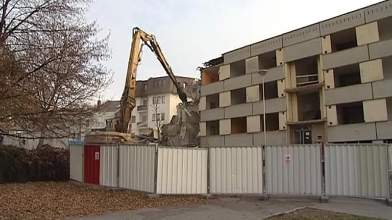 Demolice paneláku v Havlíčkově Brodě - listopad 2011