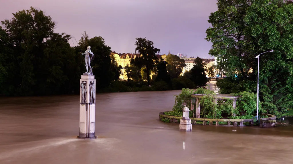 Socha Vltavy a jejích přítoků, které společně zaplavily Prahu