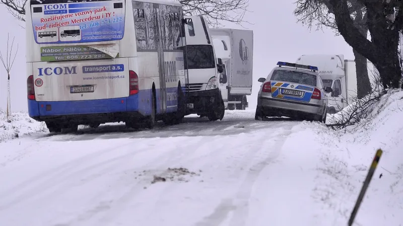 Na zledovatělé silnici na Vysočině se srazil autobus s dodávkou