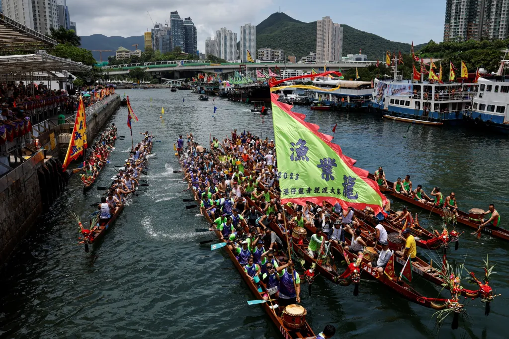 Dračí lodě se setkávají během slavnostního ceremoniálu u příležitosti každoročního festivalu Tuen Ng neboli Festivalu dračích lodí v rybářském přístavu Aberdeen v Hongkongu