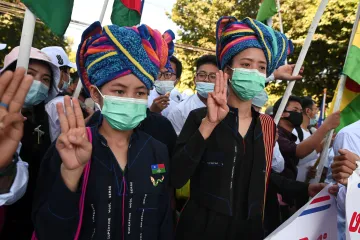 „Nepodporujte diktátory, podporujte Myanmar.“ V Rangúnu se demonstruje před čínskou ambasádou