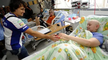 Závodníci navštívili pacienty v dětské nemocnici