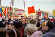 V Rakousku lidé demonstrovali kvůli povinnému očkování, ve Francii kritizovali opatření