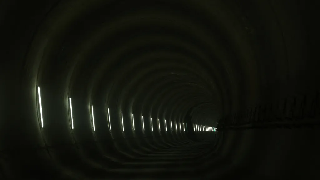 Budovaný úsek se nachází tisíc metrů pod zemským povrchem. Nejhlubší bod Brennerského tunelu je více než sedmnáct set metrů pod povrchem. Teplota se zde pohybuje kolem 22–23 stupňů Celsia