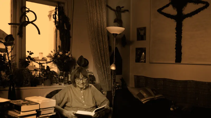 Dana Němcová ve svém bytě v Ječné ulici. Ten se stal v době normalizace místem setkávání pražské intelektuální opozice a undergroundu.