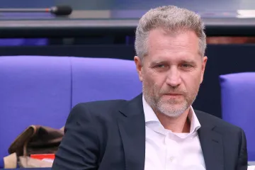 Policie prohledala byt německého poslance Bystroně v Praze, píše Deník N