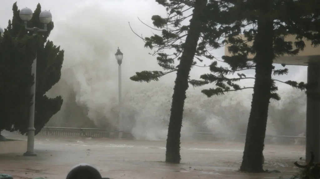Tajfun Mangkhut rozbouřil moře u Hongkongu