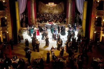 V čem na ples? Frak s kravatou vzbudí posměch