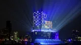 Nová a významná pamětihodnost v německém Hamburku - budova Labské filharmonie na řece Labi - ve večerním osvětlení při slavnostním otevření 11. ledna.