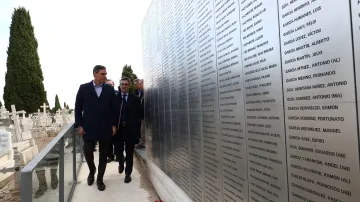 Pedro Sánchez jde na hřbitově El Carmen ve Valladolidu kolem zdi se jmény lidí zabitých Francovými silami během občanské války, říjen 2022
