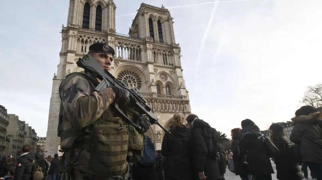 Vojáci v ulicích Paříže