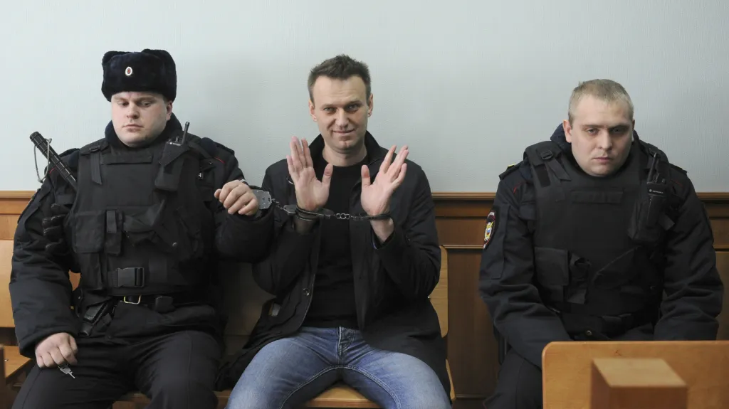 Navalnyj u moskevského soudu v roce 2017