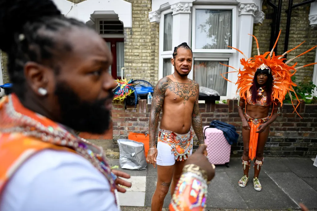 Karneval Notting Hill v Londýně se v roce 2021 nekoná. Z obav o šíření onemocnění covid-19 jeho přípravy přerušili samotní pořadatelé. Několik fanoušků se ale do londýnských ulic vydalo slavit