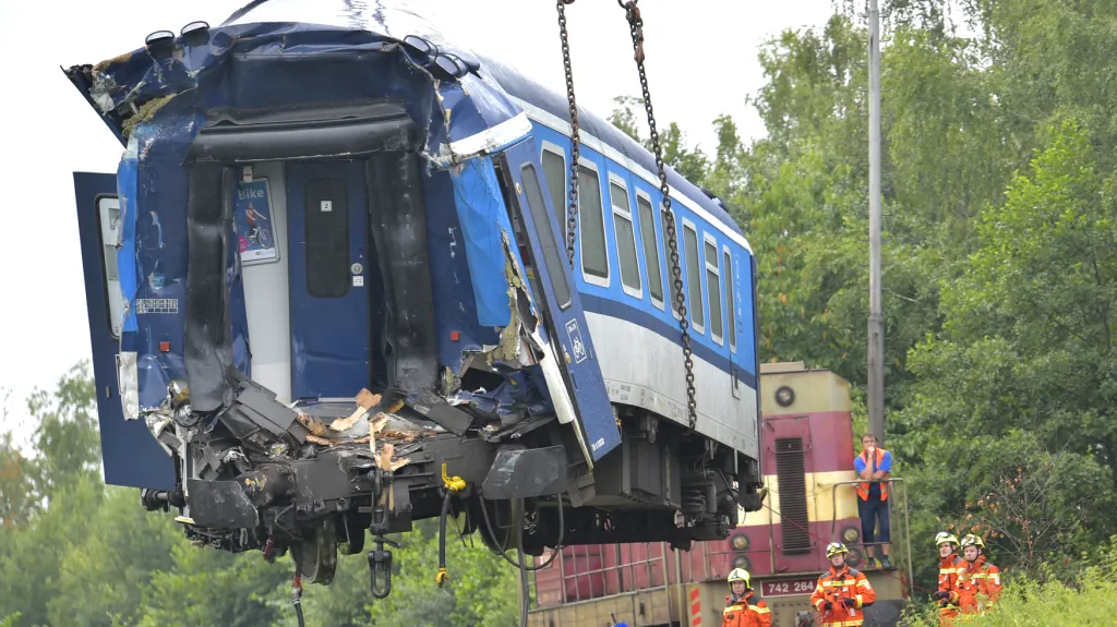 Odstraňování nabouraných vlaků po srážce u Domažlic