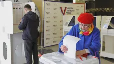 Rusové odevzdávají svůj hlas v prezidentských „volbách“ v Rusku