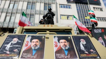 Ozbrojenci dohlížejí na shromáždění příznivců nového íránského duchovního vůdce Modžtaby Chameneího