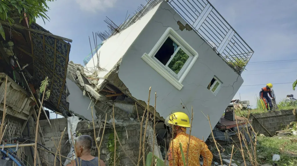 Zemětřesení ničilo celé budovy
