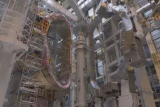 Experimentální fúzní reaktor ITER je dokončen ze tří čtvrtin. Příští rok ho čeká zkušební provoz