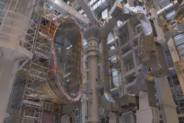 Experimentální fúzní reaktor ITER je dokončen ze tří čtvrtin. Příští rok ho čeká zkušební provoz