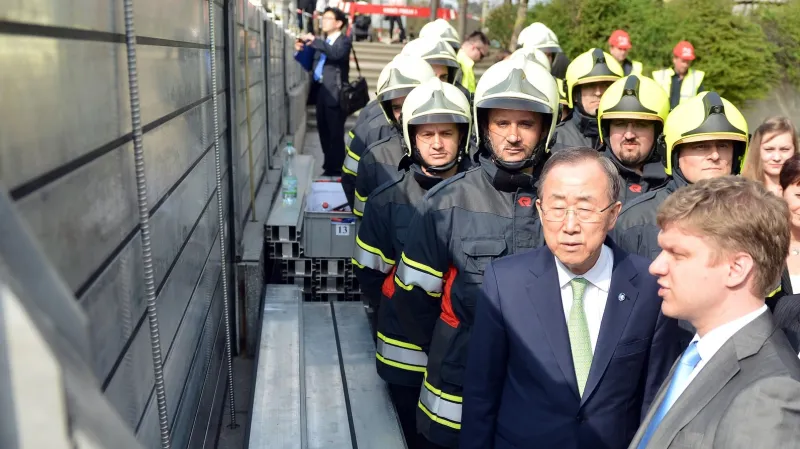 Pan Ki-mun a Tomáš Hudeček u protipovodňových zábran v centru Prahy