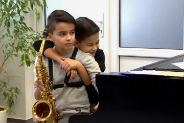 Je jim teprve deset, ale už válí jako jazzmani. Talentovaných dvojčat si všimla i Amerika