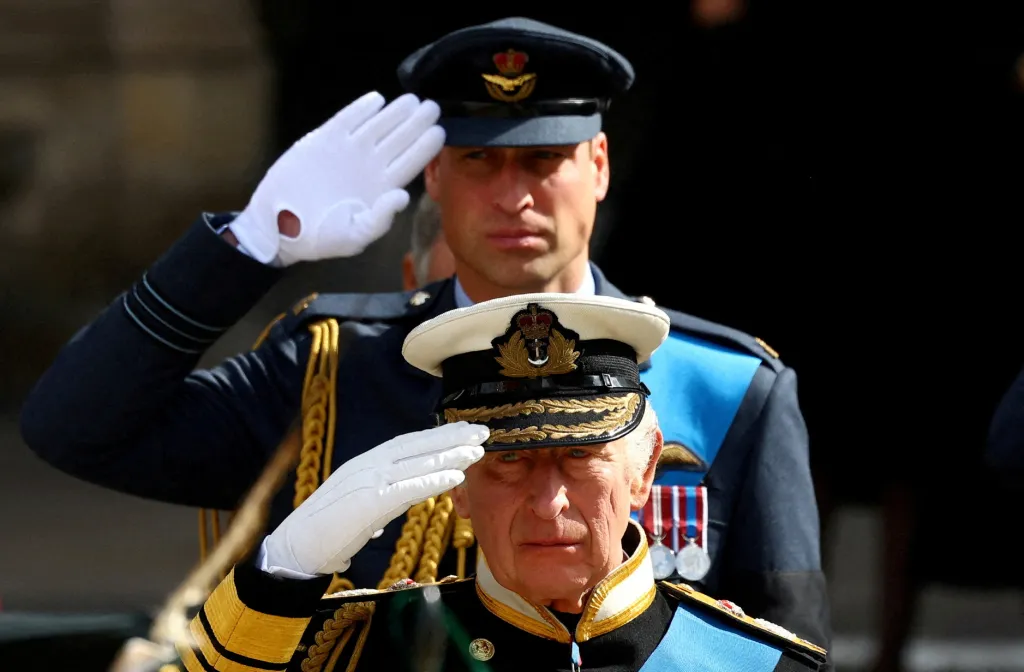 Král Karel III. a princ William salutují na začátku obřadu