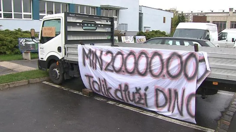 Protest před Dino Schools
