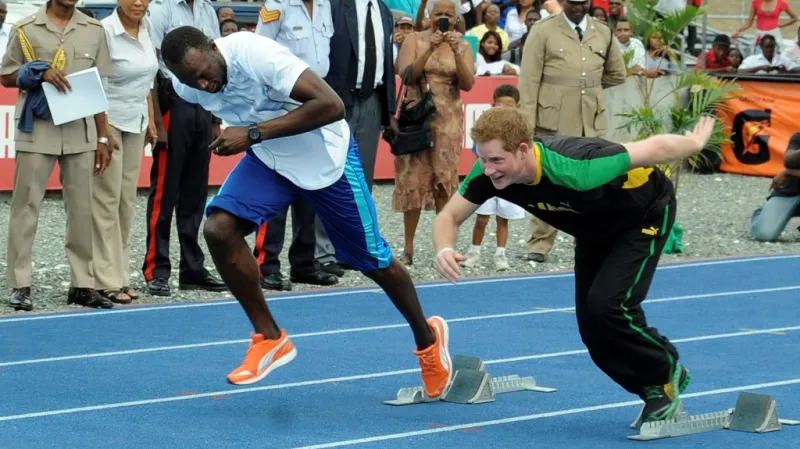 Princ Harry změřil síly s běžcem Boltem